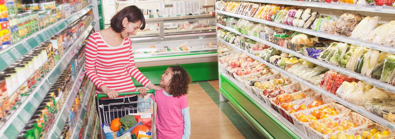 4 easy tips on how to start eating healthy on a budget. Your family will thank you for pinning this one! #healthyliving