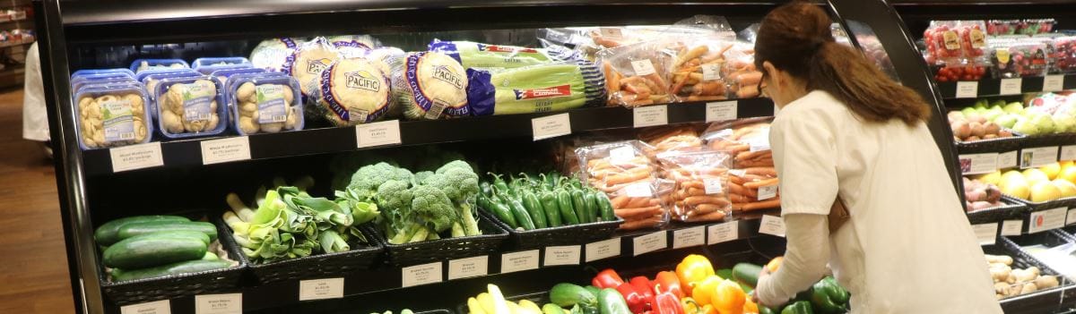 Image of shopper at Bronson Market on the south campus of Bronson Methodist Hospital