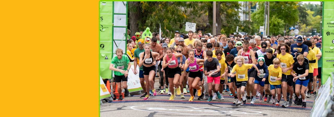 Photo a crowd of people starting the run and walk in 2023